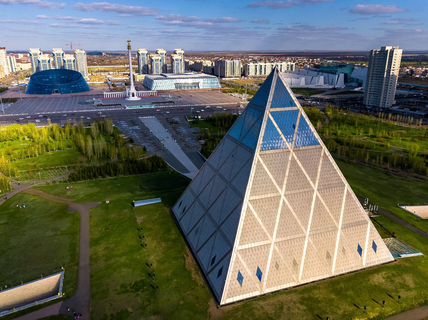 Шары расположены в форме треугольника. Нурсултан Астана пирамида.